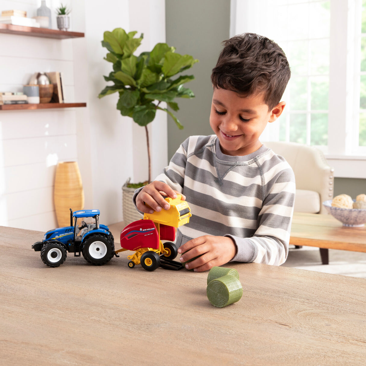 New Holland 1:32 Scale T6.180 Tractor and Roll-Belt 560 Round Baler Toy Set