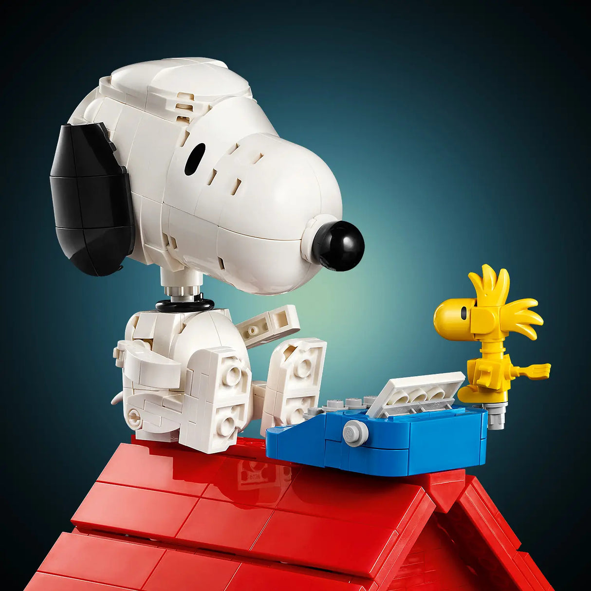 LEGO® Ideas Peanuts: Snoopy’s Doghouse