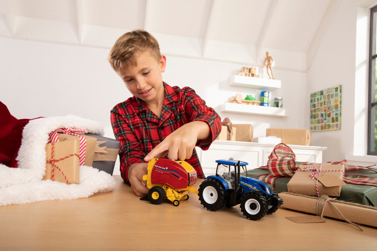New Holland 1:32 Scale T6.180 Tractor and Roll-Belt 560 Round Baler Toy Set